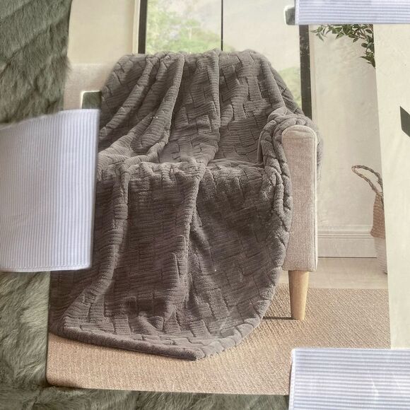 NEW Koolaburra by UGG Crystelle Faux Fur Throw in Wild Dove 50"x70" Cold Weather - Picture 8 of 10